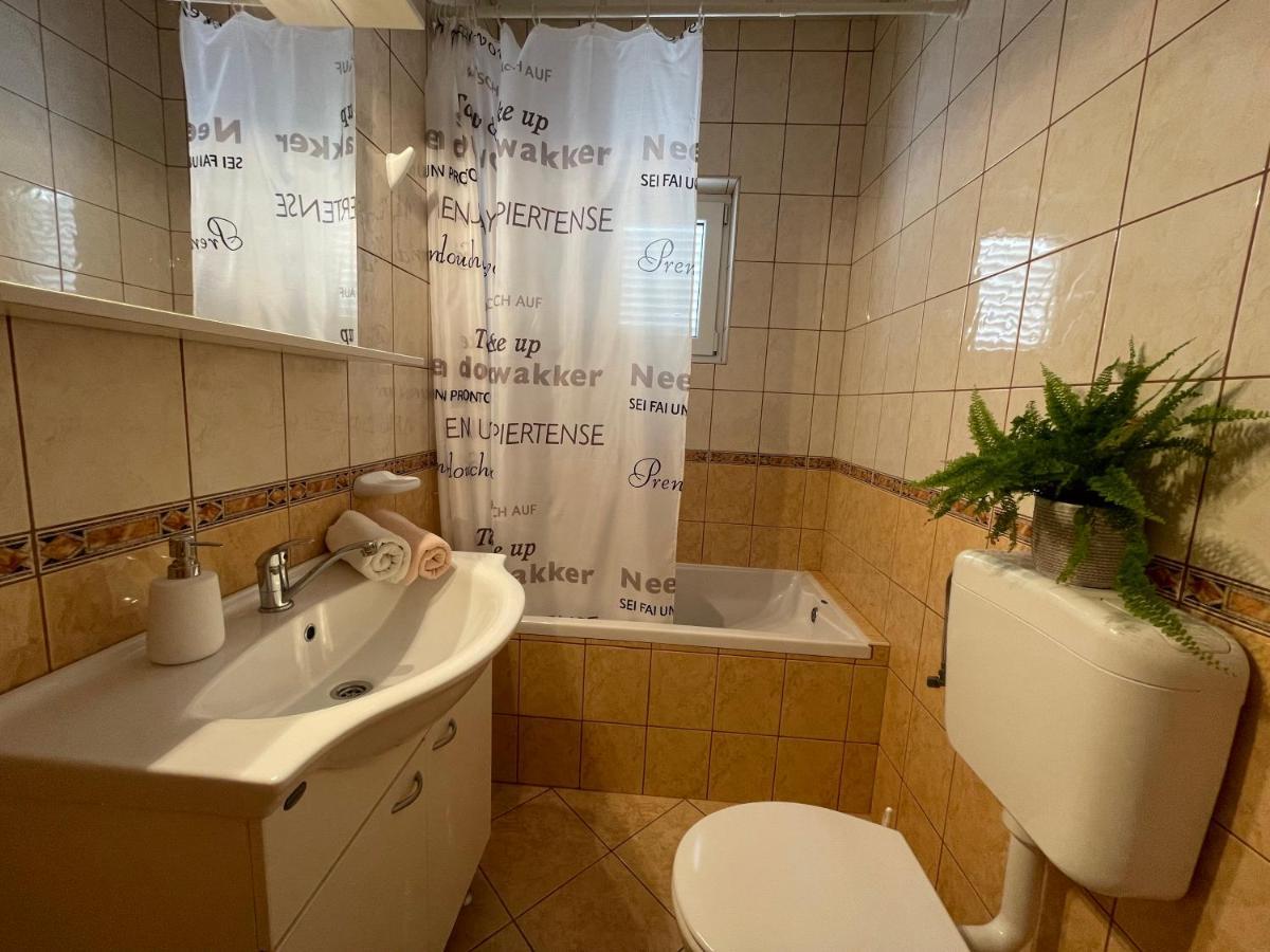 Ruzarija Apartment *
